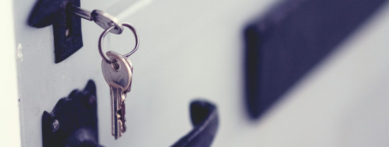 dør med lås