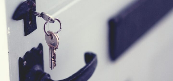 dør med lås